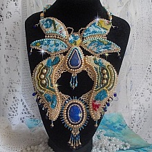 Plastron Papillon Or Bleu Haute-Couture brod&eacute; avec des pierres de gemme, des cristaux, des perles en verre et des rocailles